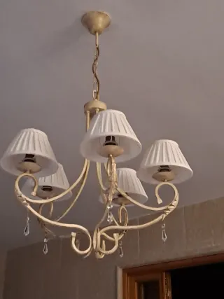 Lámpara de salón dorada y blanca