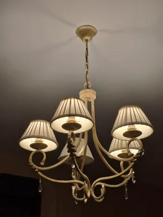 Lámpara de salón dorada y blanca