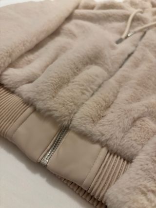 Chaqueta pelo beige con capucha