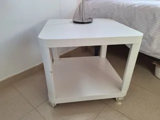 Mesita de noche/auxiliar IKEA blanca con ruedas.
