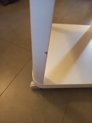 Mesita de noche/auxiliar IKEA blanca con ruedas.