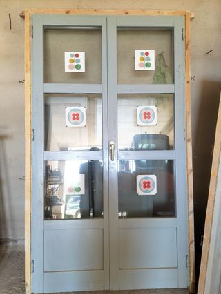 Puerta doble de madera y ventana