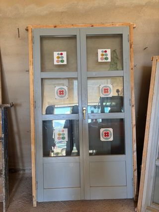 Puerta doble de madera y ventana