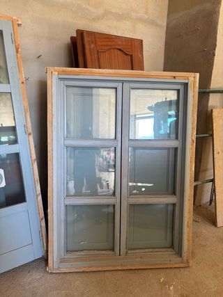 Puerta doble de madera y ventana