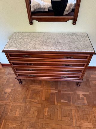 Cómoda y mesitas con tapa de mármol y espejo