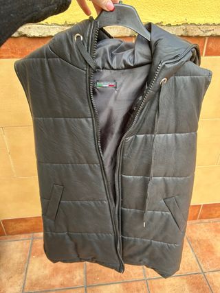 Chaqueta sin manga efecto piel