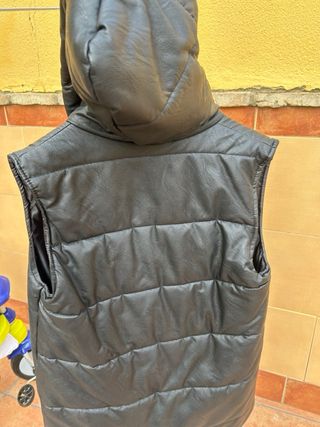 Chaqueta sin manga efecto piel