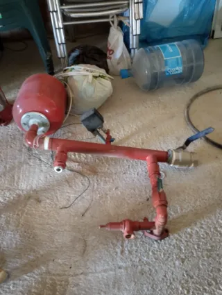Bomba de agua roja