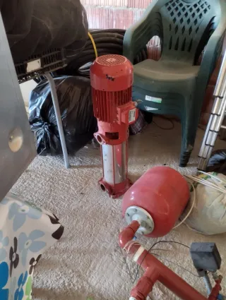 Bomba de agua roja