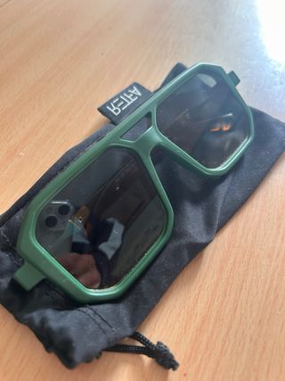 Gafas de sol verdes degradadas