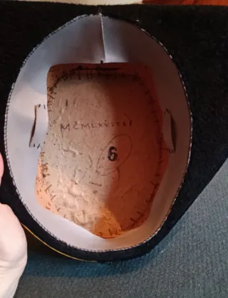 Capa y gorras militares antiguas