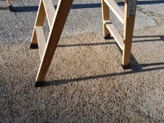 Escalera de madera 4 peldaños anchos