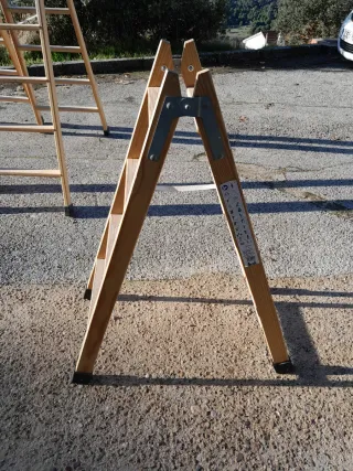 Escalera de madera 4 peldaños anchos