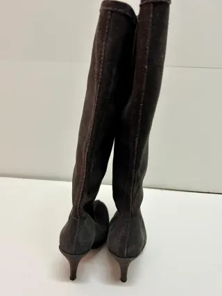 Botas altas ante Pedro García grises