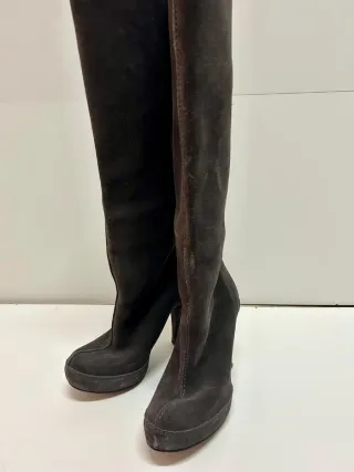 Botas altas ante Pedro García grises