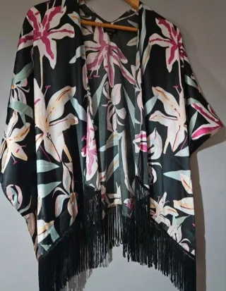 Kimono estampado con flecos