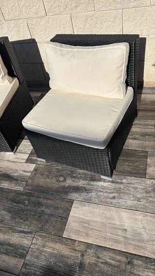 Sofás ratán negro y cojines beige