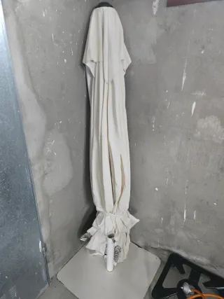 Sombrilla de tela con base