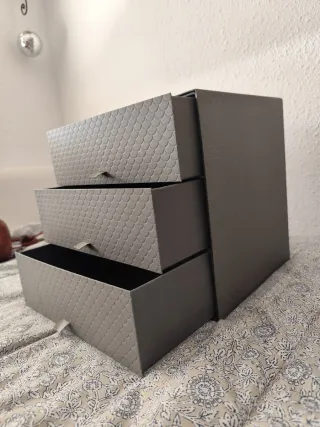 Mini cómoda Ikea cartón duro gris