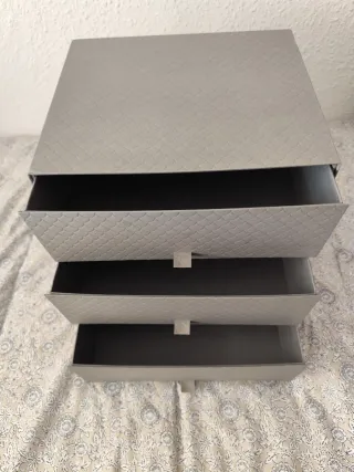 Mini cómoda Ikea cartón duro gris