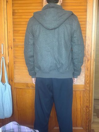 Chaquetón gris con capucha. T. M. NUEVO