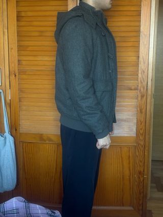 Chaquetón gris con capucha. T. M. NUEVO