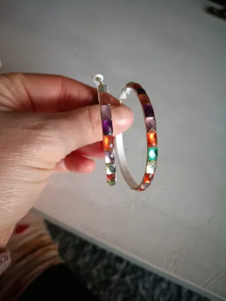 Orecchini cerchi colorati con pietre