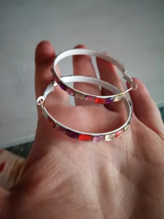 Orecchini cerchi colorati con pietre