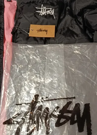 Chaqueta Stüssy Negra y Rosa