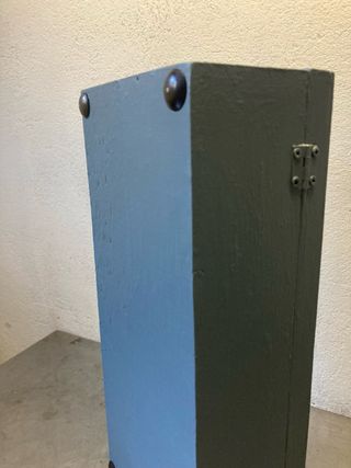 Scatola in legno blu con chiusura marrone