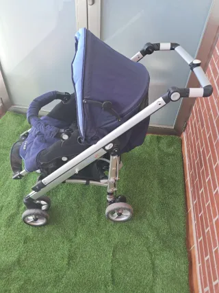 Silla de coche, capazo bebé y cuco azul