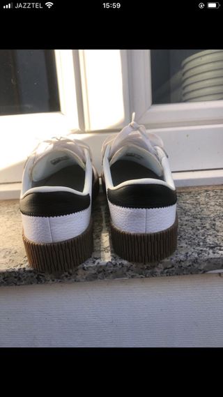 Zapatillas Blancas y Negras con suela marrón