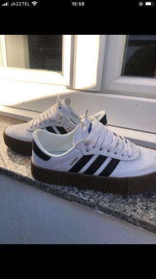 Zapatillas Blancas y Negras con suela marrón