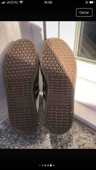 Zapatillas Blancas y Negras con suela marrón