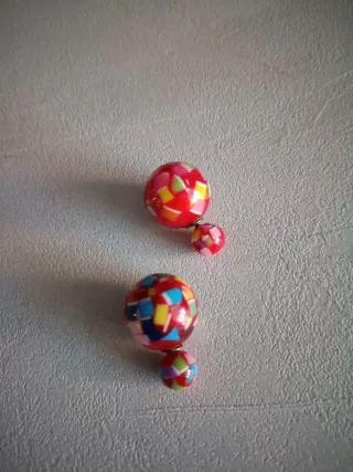 Orecchini a sfera rossi multicolore