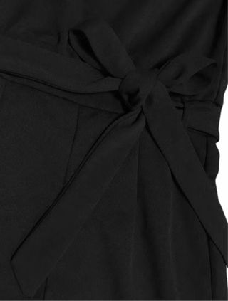 Mono negro elegante con cinturón