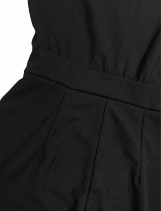 Mono negro elegante con cinturón