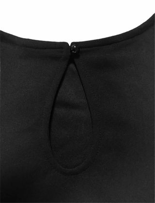 Mono negro elegante con cinturón