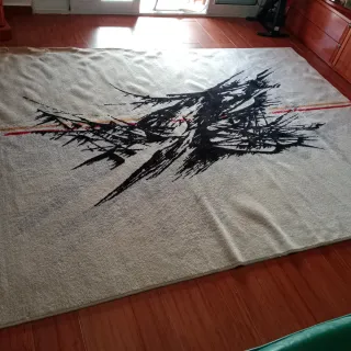 Preciosa alfombra grande beige y negra.