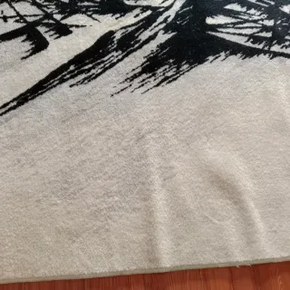 Preciosa alfombra grande beige y negra.