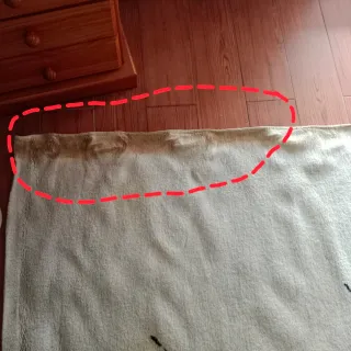 Preciosa alfombra grande beige y negra.