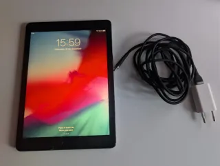 Tablet Apple iPad Air con caricatore e cavo