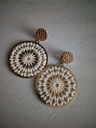 Orecchini pendenti dorati con trama bianca