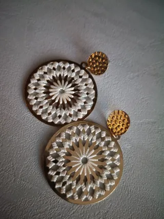 Orecchini pendenti dorati con trama bianca