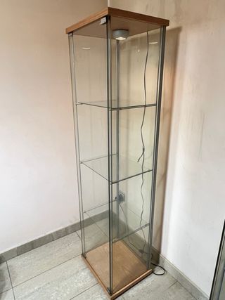 𝐕𝐢𝐭𝐫𝐢𝐧𝐚 𝐞𝐱𝐩𝐨𝐬𝐢𝐭 𝐝𝐞 𝐜𝐫𝐢𝐬𝐭𝐚𝐥 𝐜𝐨𝐧 𝐥𝐮𝐳, 𝐛𝐚𝐬𝐞 𝐝𝐞 𝐦𝐚𝐝𝐞𝐫𝐚