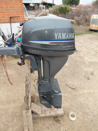 Motor fueraborda Yamaha 13.5 en buen estado