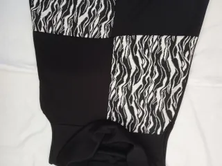 Vestito invernale nero e bianco con stampa a quadr