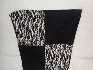 Vestito invernale nero e bianco con stampa a quadr