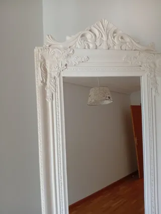 Espejo de pie blanco con marco decorado