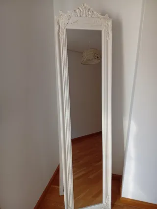 Espejo de pie blanco con marco decorado